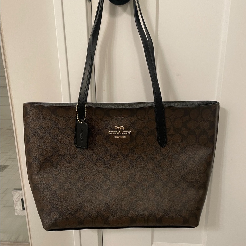 COACH City Tote In Signature Canvas #5696 2021 Brown and Graphite